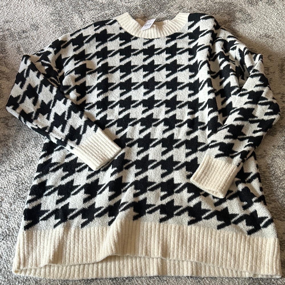 Lou & Grey Black and Cream Houndstooth Sweater